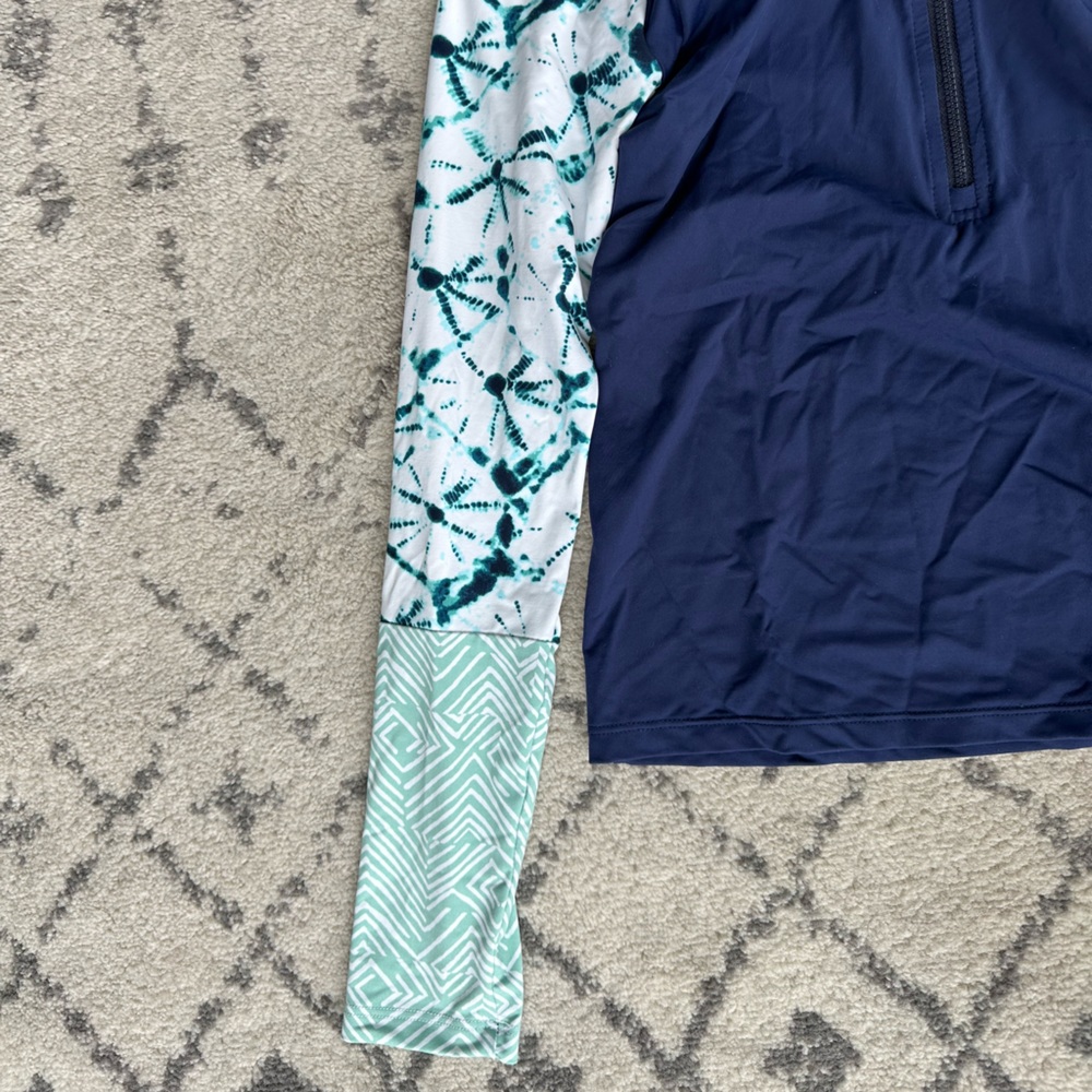 Carve Designs rash guard in XS - Picture 4 of 5